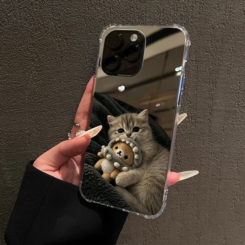 可爱小猫抱小熊适用于iPhone18promax镜面16e公仔15Pro苹果14手机壳xsmax潮17pro少女13萌宠7卡通8plus猫咪xr