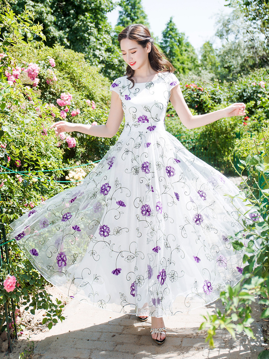白色仙女连衣裙女夏季长款雪纺大摆长裙方领显瘦绣花度假沙滩长裙