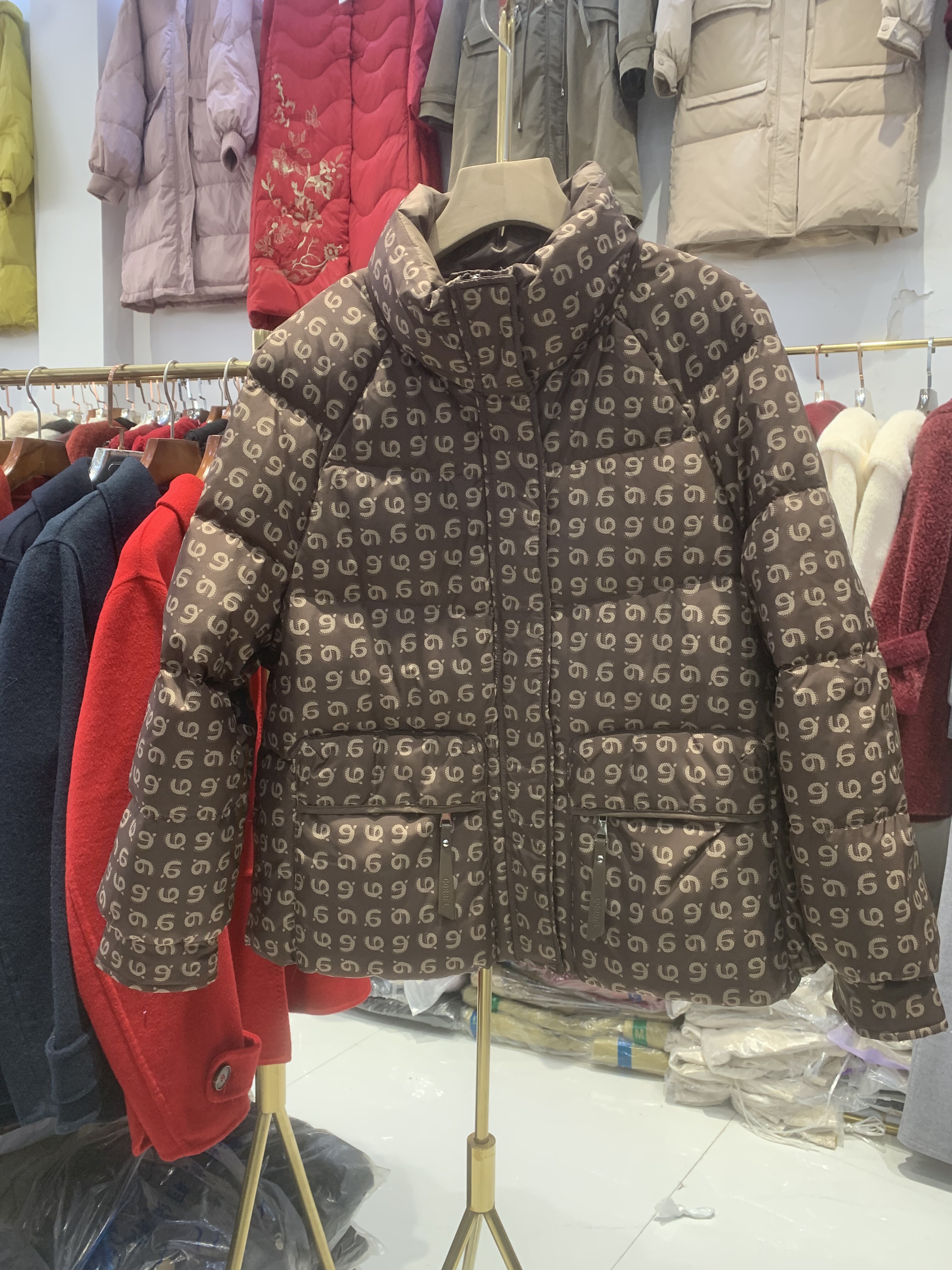 中年妈妈洋气减龄短款羽绒服2025冬装新款宽松印花加厚保暖外套女