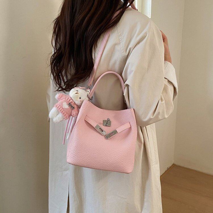 韩系温柔风荔枝纹水桶包 少女心小熊挂饰 通勤休闲手提斜挎两用女