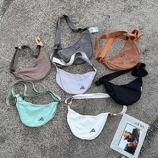 单肩斜挎包日系月牙形饺子包休闲运动小挎包大容量百搭轻便腋下包