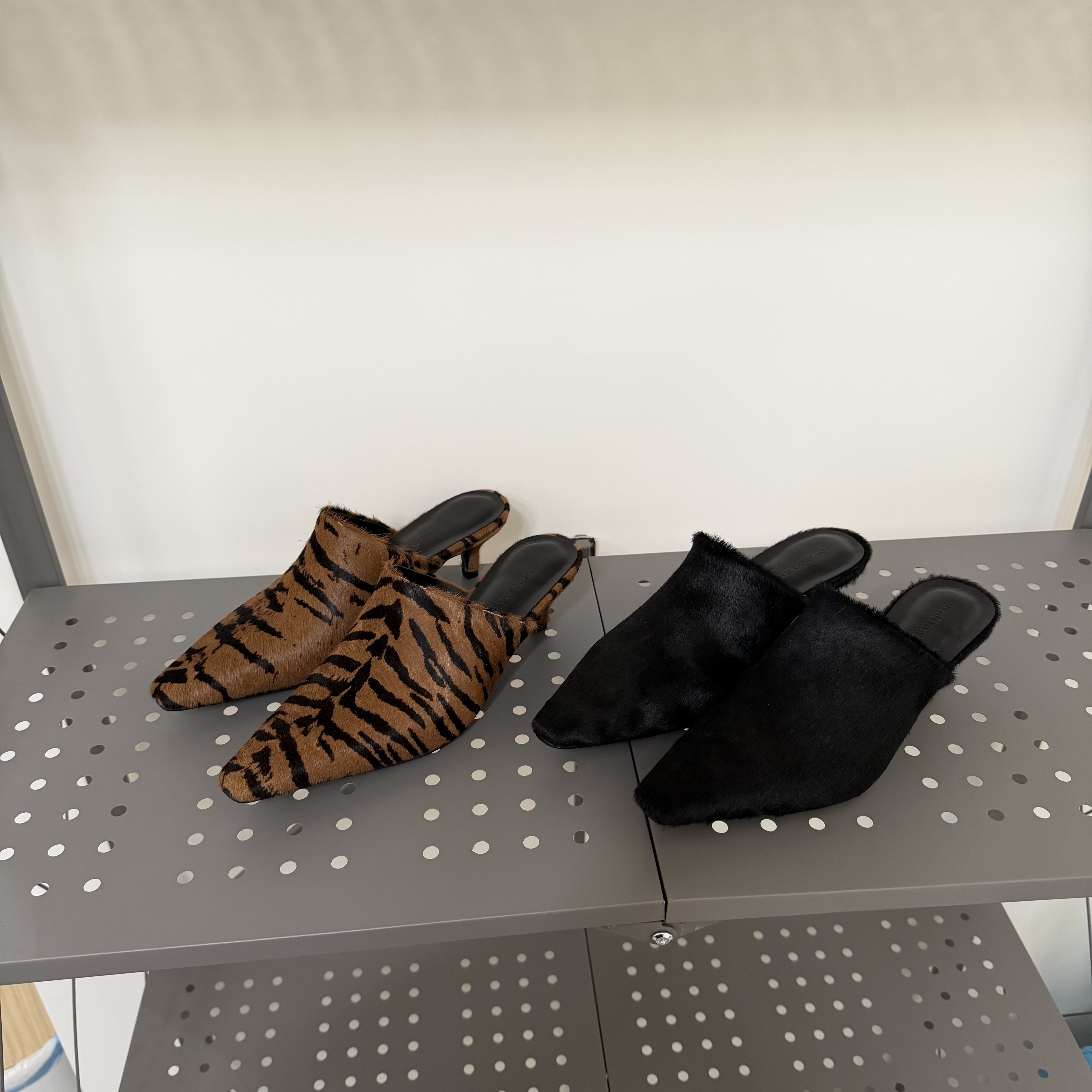 2026年开春新款时尚皮草豹纹毛毛包头拖女小跟尖头百搭外穿拖鞋女