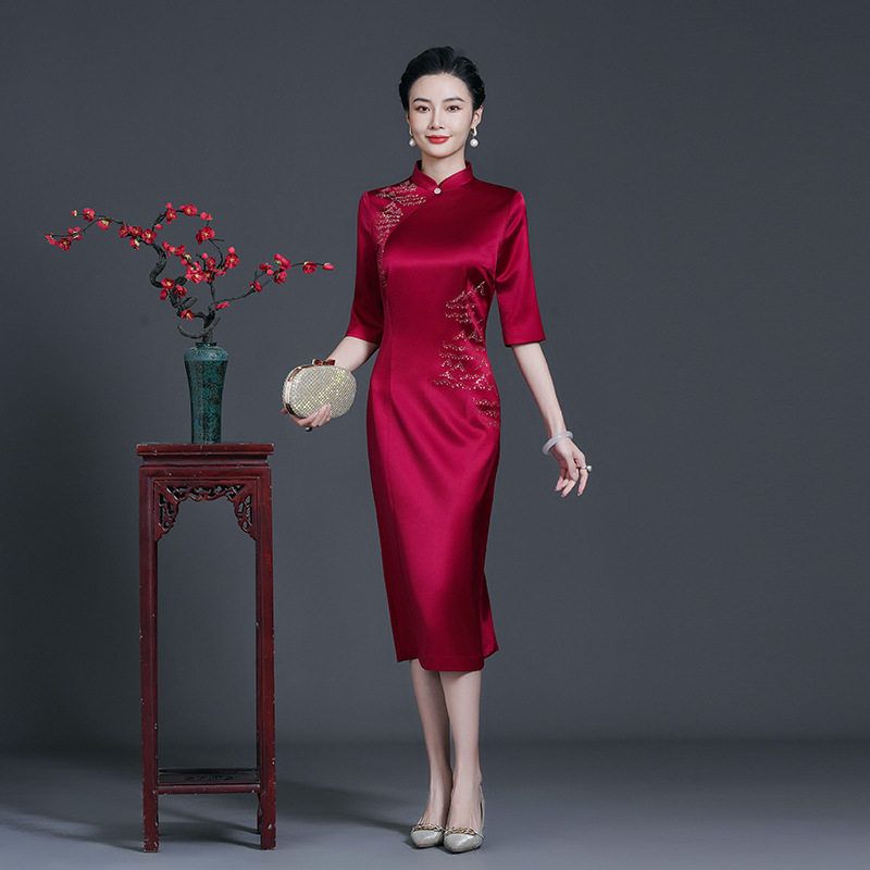 奕雯洋气秋季妈妈新款喜婆婆装缎