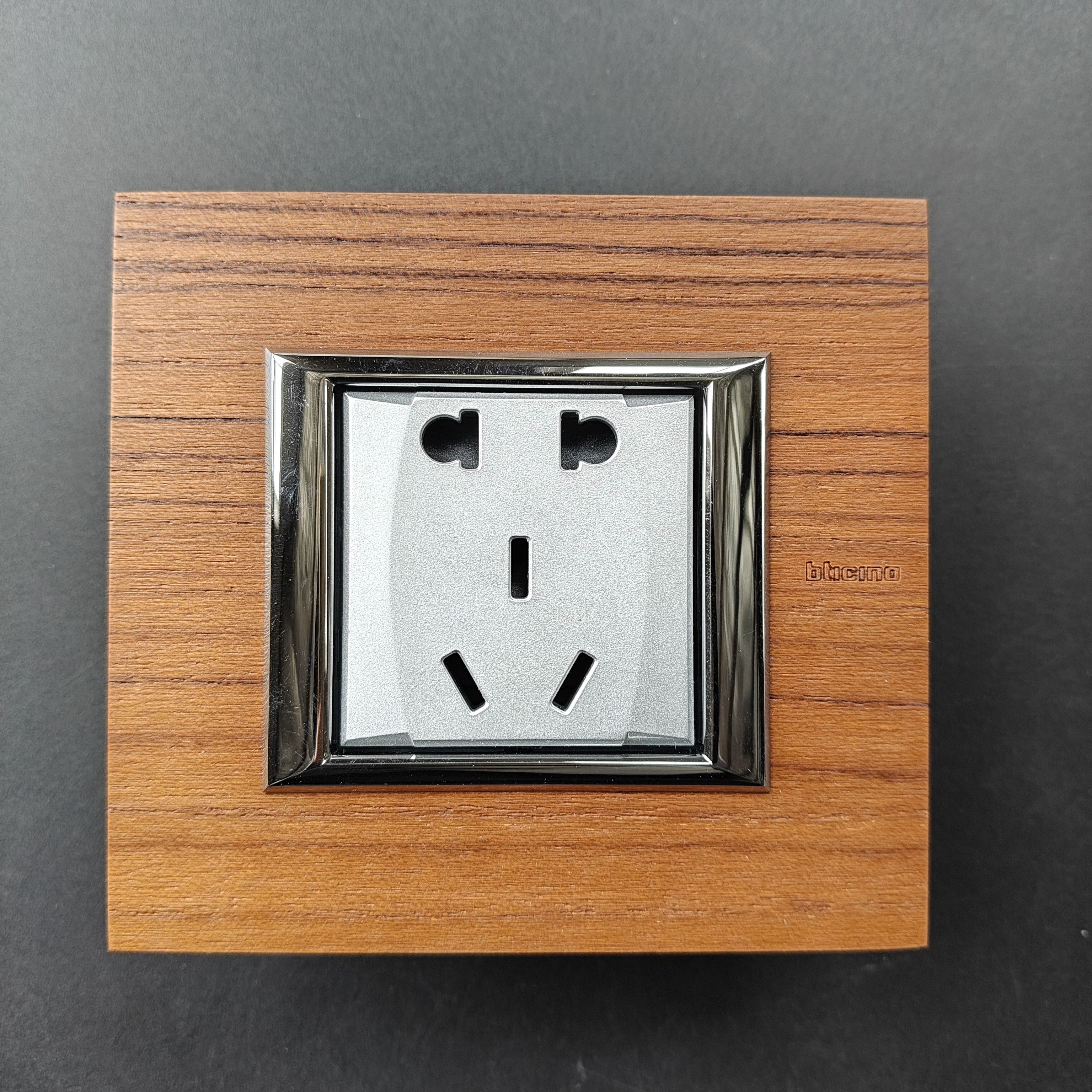 罗格朗开关插座Bticino系列五孔插座木纹边框+银色五孔,电子/电工,开关插座套装,淘宝优惠券,粉丝福利购,淘宝优惠卷