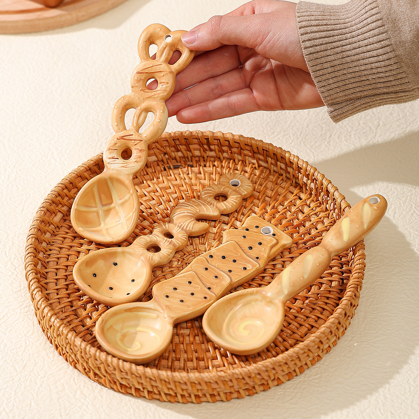 鹿谷川圆头小勺子釉下彩长柄勺家用调羹汤匙陶瓷汤勺女士专用饭勺