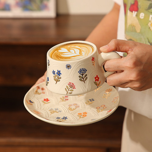 釉下彩精致漂亮的咖啡杯碟