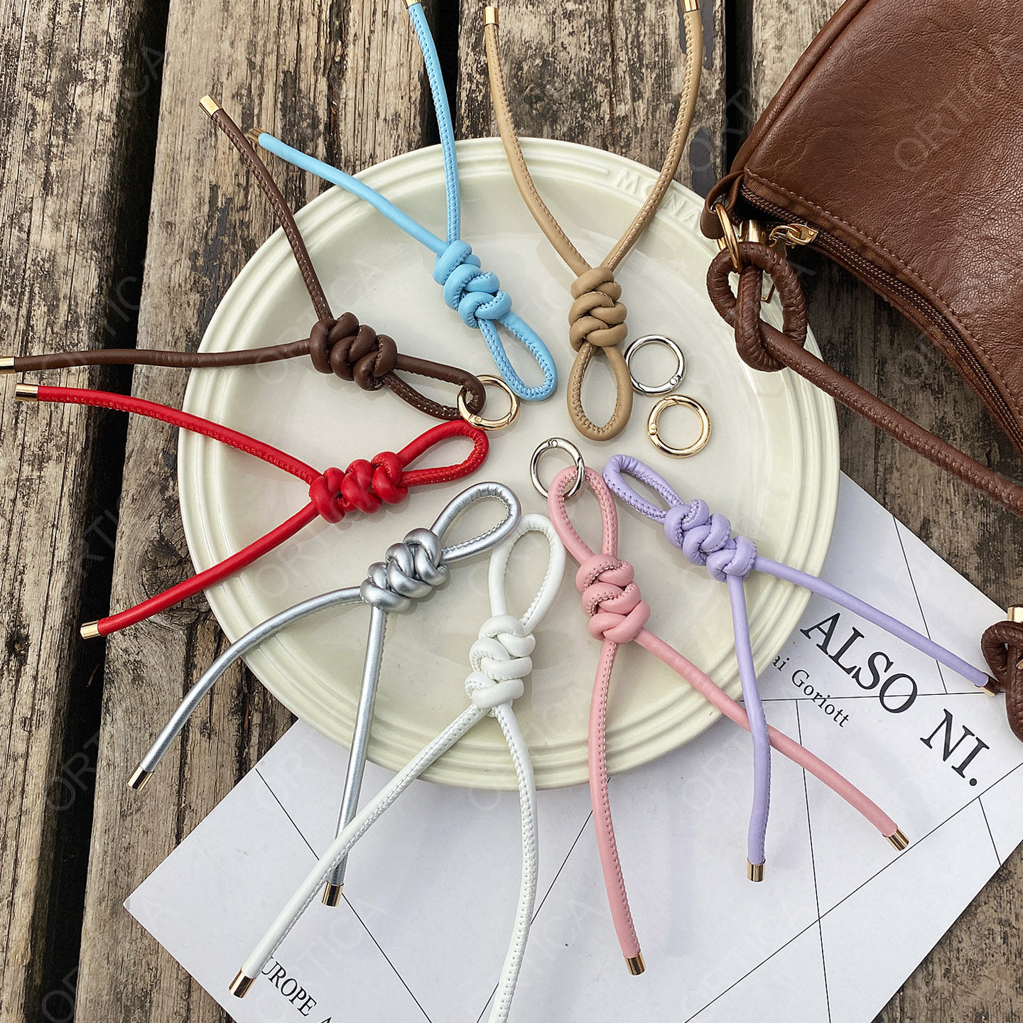 miu系彩色皮革编织钥匙扣创意手工绳结包包挂件时尚百搭挂饰配件