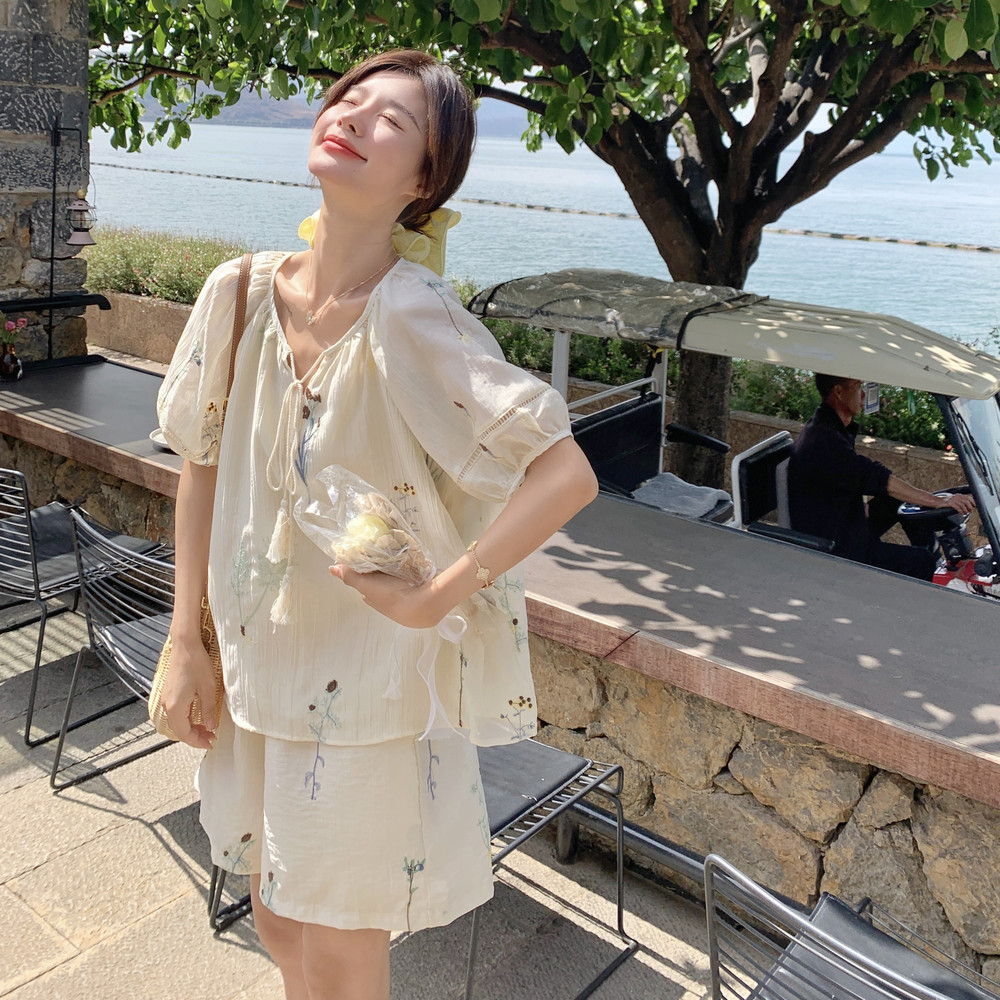 米杏色刺绣上衣短裤两件套女夏季超火独特绝美高级感巨好看一整套,女装套装/套裙,2C198