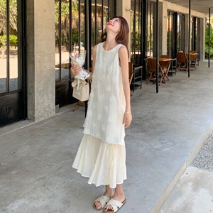2025夏季新款温柔风假两件背心连衣裙女高级感立体花朵装饰连衣裙图片