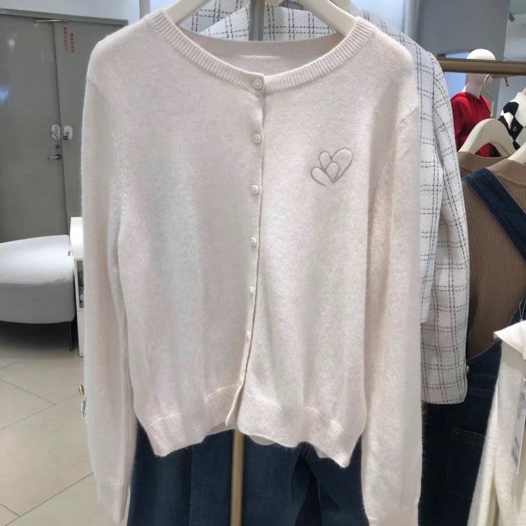 圆领纽扣开襟爱心刺绣秋冬针织衫