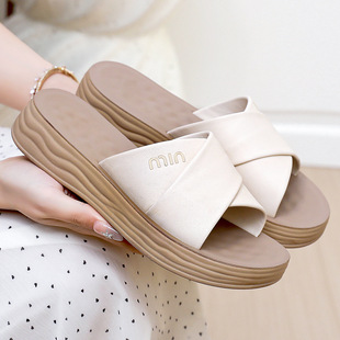 夏季拖鞋女厚底时尚百搭妈妈凉鞋轻便防滑皮面一字拖中老年凉拖
