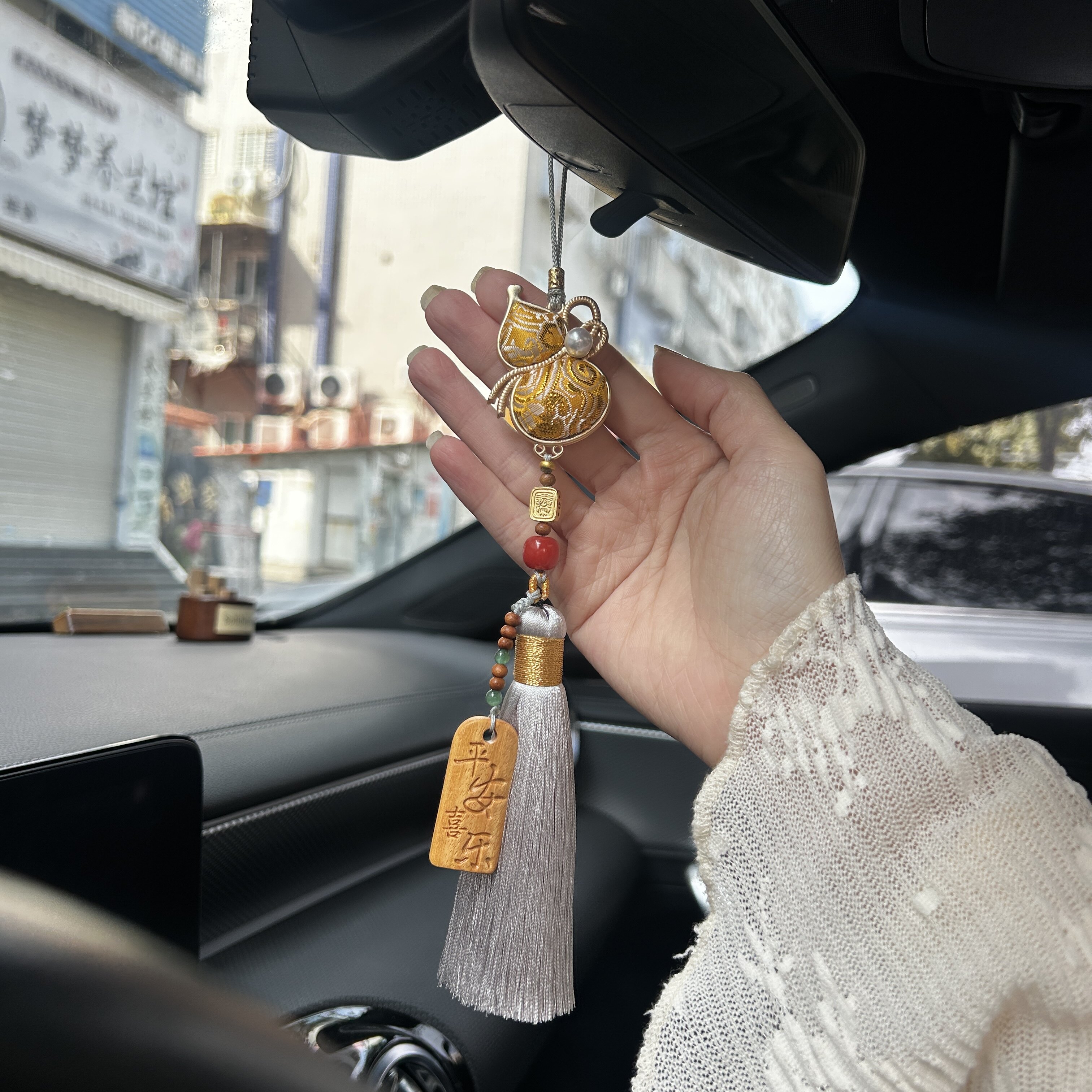 以谦堂锦缎刺绣平安葫芦汽车挂件高档福禄桃木男女礼物后视镜挂饰