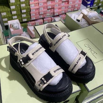 迪朵牛皮厚底字母魔术贴凉鞋