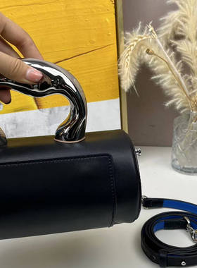 意大利轻奢品牌黑色小众设计高级复古辣妹圆筒包2025新款621010