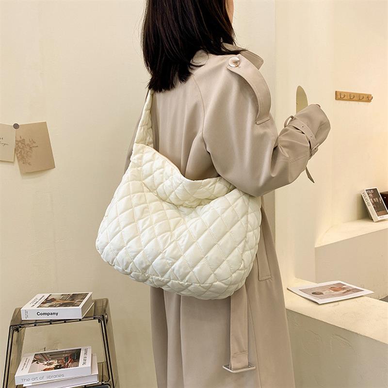 秋冬2024新款单肩包包女云朵褶皱休闲个性大容量棉服包斜挎包通勤