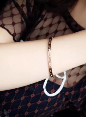 手镯女学生韩版简约不掉色新款玫瑰金罗马字母手链女小众设计钛钢