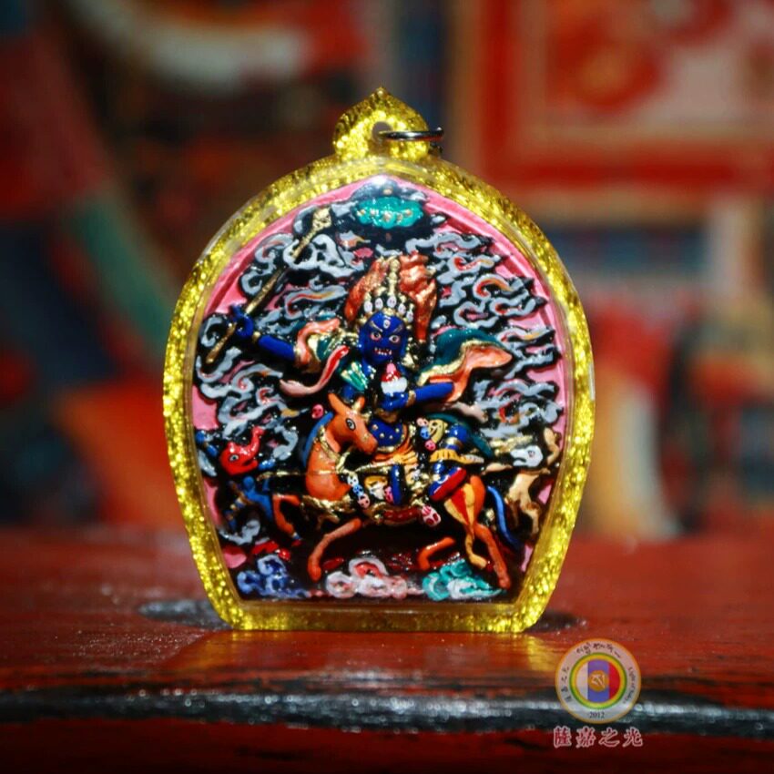 西藏手工彩绘陶质民族风包壳 吉祥天母擦擦随身佛护法牌吊坠