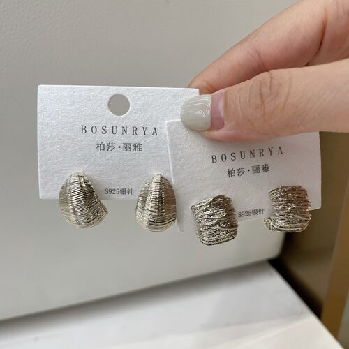 日韩螺纹金属材质耳钉女冷淡风