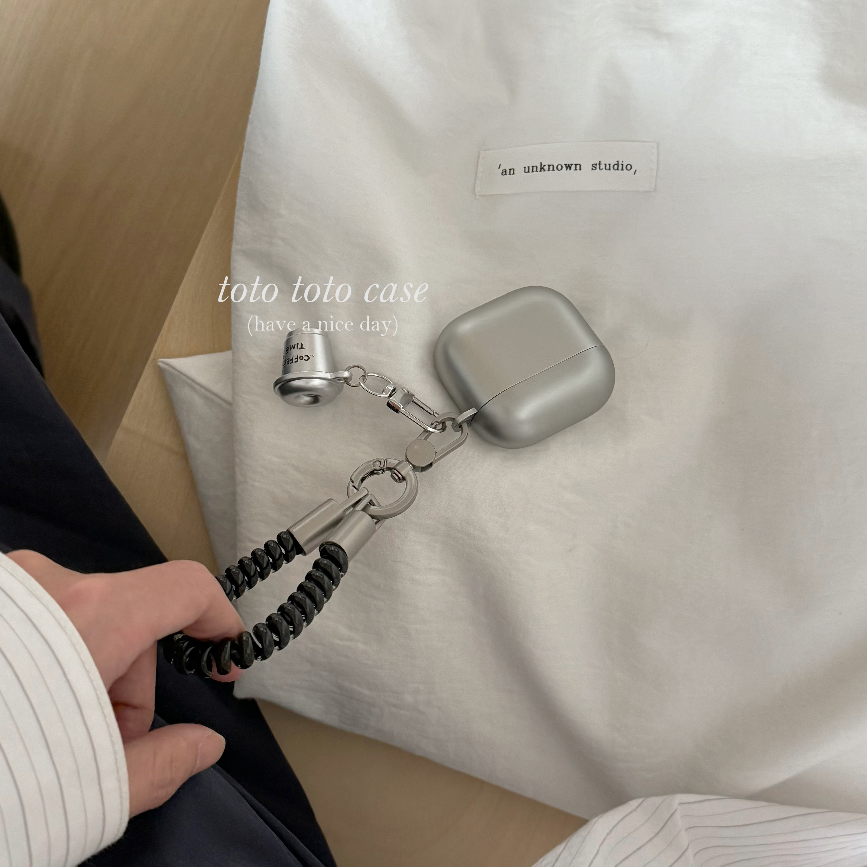 原创银色咖啡杯AirPods5代耳机壳图片