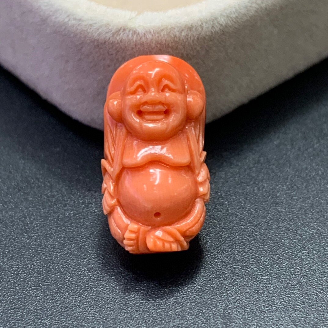 七宝珊瑚:雕刻弥勒笑佛吊坠,精美,3.17克重,深红色主石