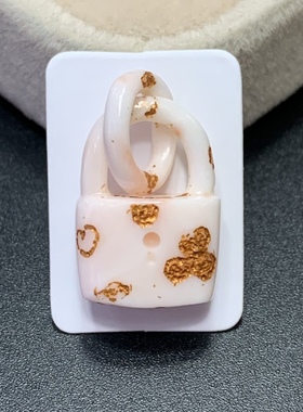 七宝珊瑚：爱心锁吊坠粉色爱心锁吊坠适合DIY镶嵌或直接佩戴