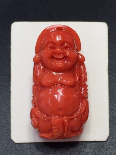 七宝珊瑚：小弥勒佛吊坠 挂件 品相如图，雕刻精美细致，重3.14克