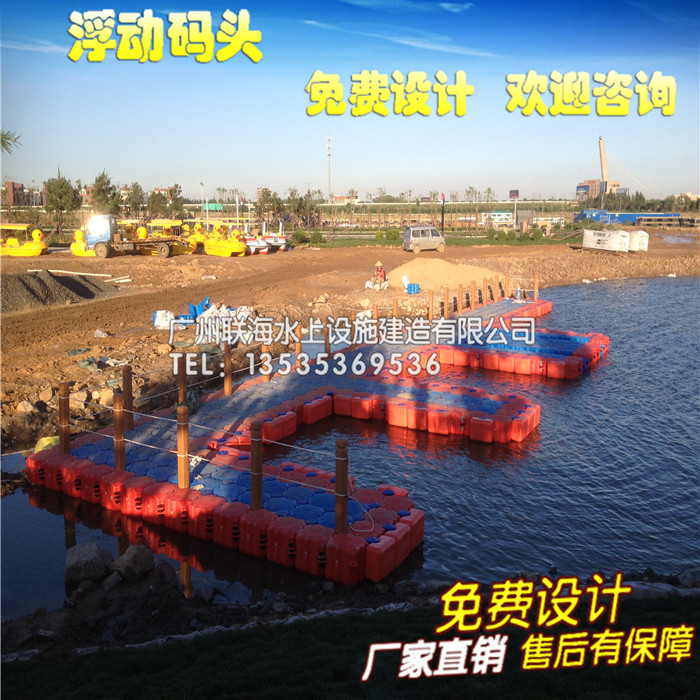 水上浮筒浮动浮桥停放游船摩托艇游艇