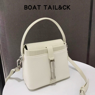 BOAT TAIL&CK高级感小众精致小包包女款2025新款白色斜挎水桶包