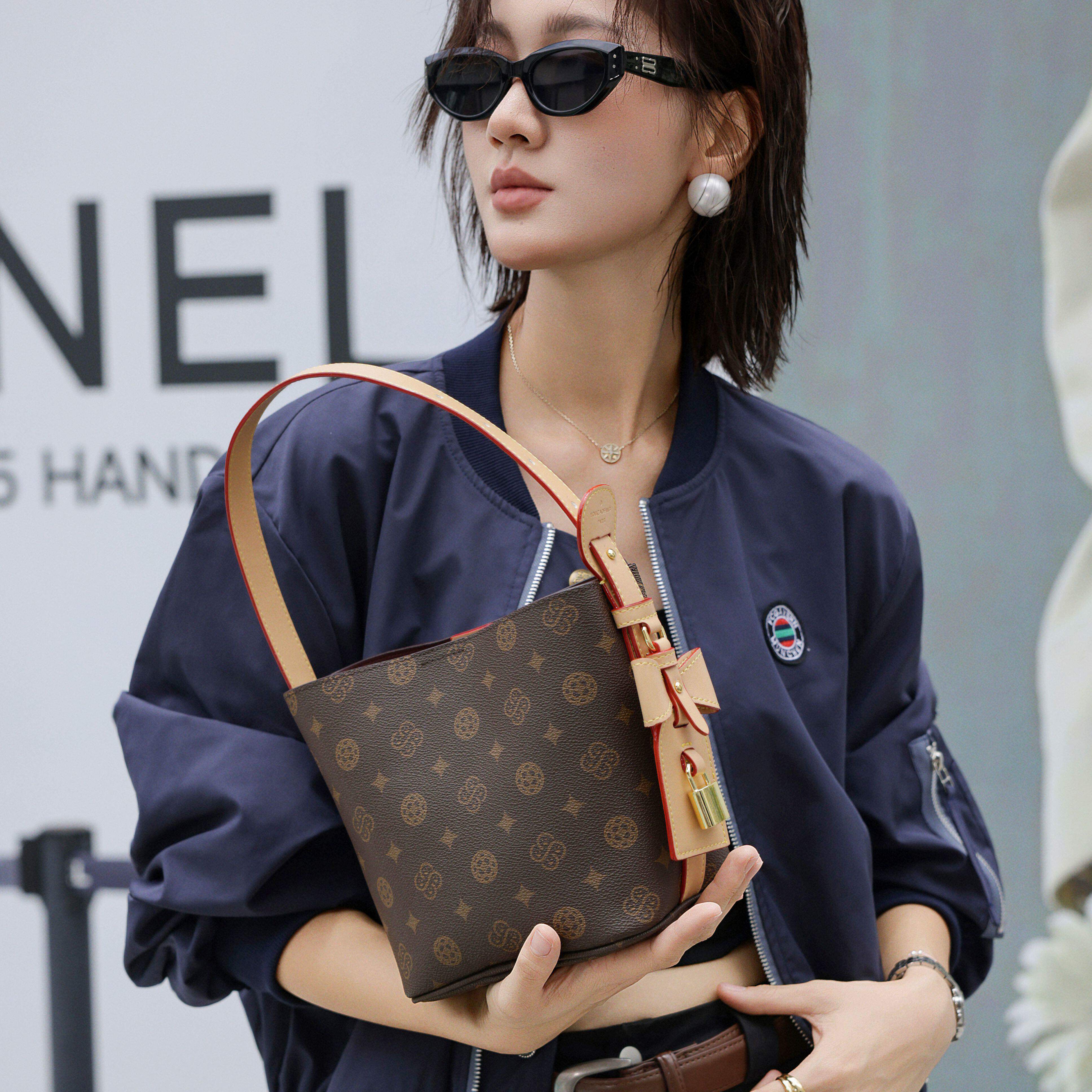 优草坊正品老花女包2026新款水桶包小众设计原创高级感轻奢时尚简
