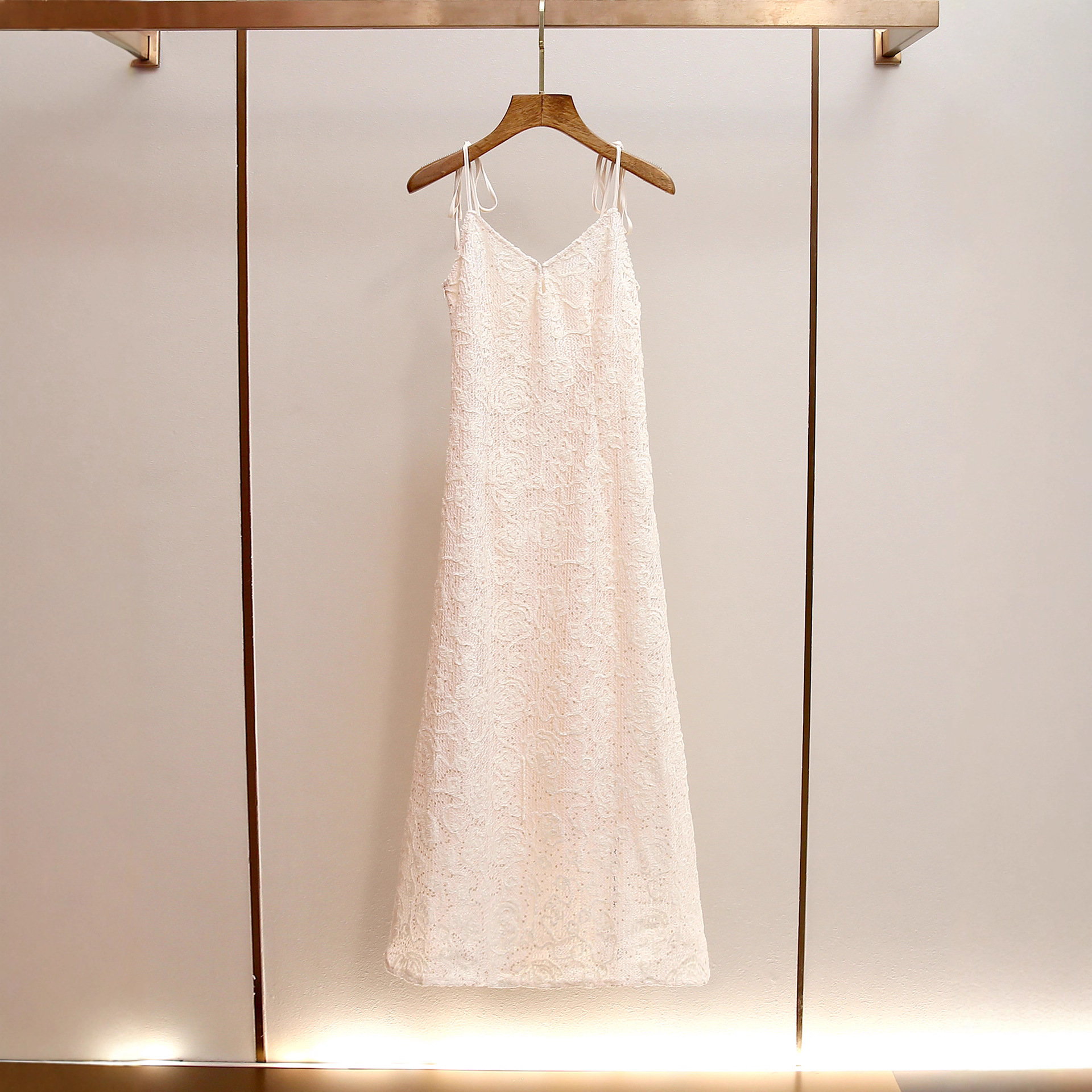 深圳南油高端女装秋季新款法式度假性感风长款亮片刺绣吊带