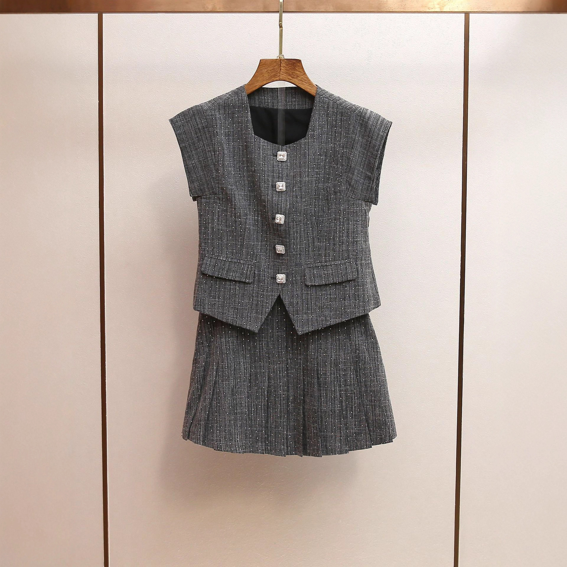 深圳南油高端女装秋季新款法式气质小香风镶钻背心上衣半身裙