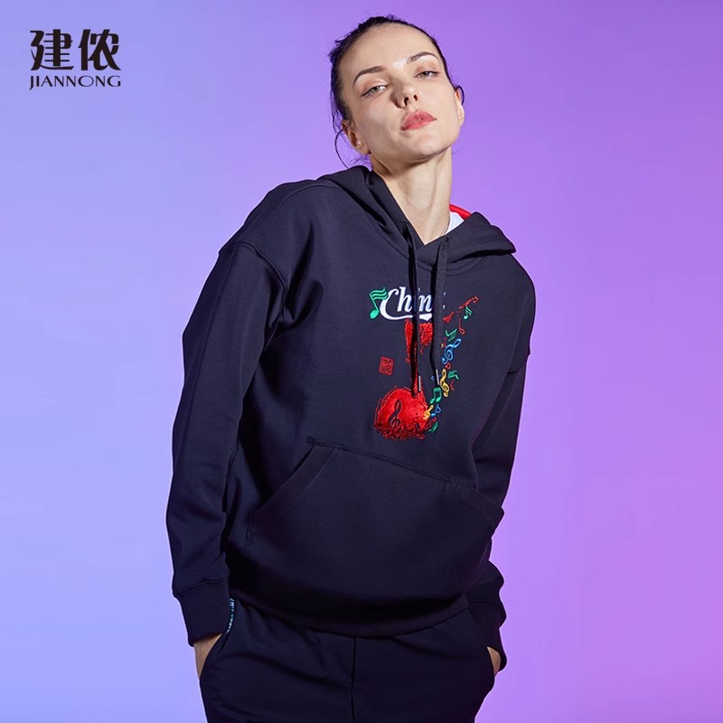 建侬春秋男女款红色音符刺绣棉质保暖透气运动休闲连帽卫衣F6525