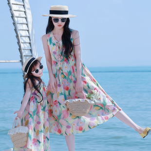 海边度假亲子装母女款连衣裙2025新款夏季韩版洋气女童沙滩裙子