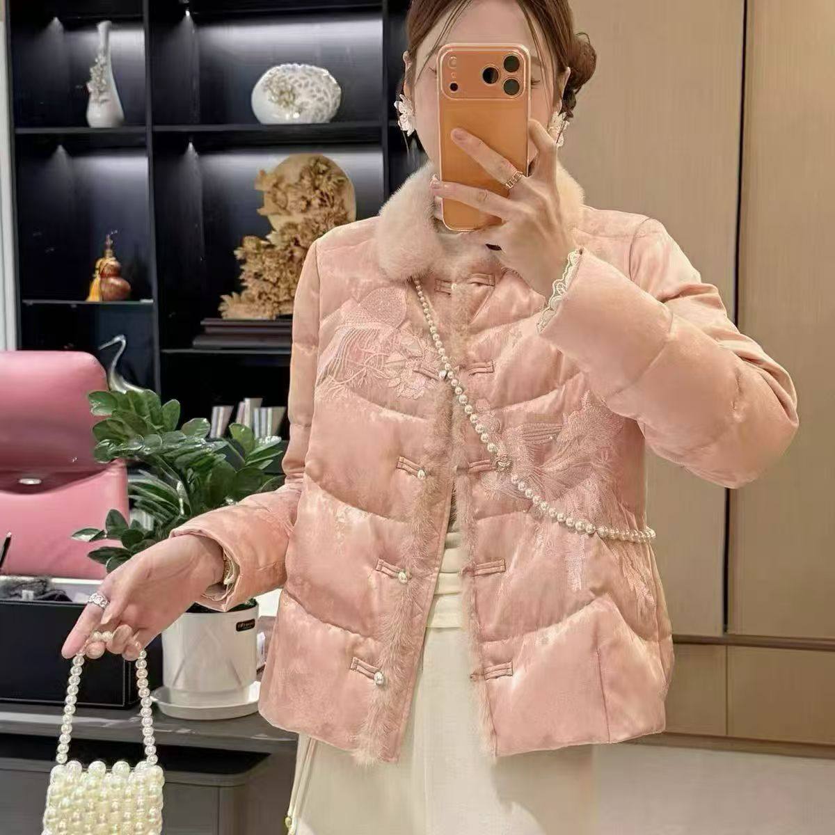 欧洲站2025新中式风粉色毛领盘扣刺绣羽绒服女短款高级感百搭外套,女装/女士精品,羽绒服,淘宝优惠券,粉丝福利购,淘宝优惠卷