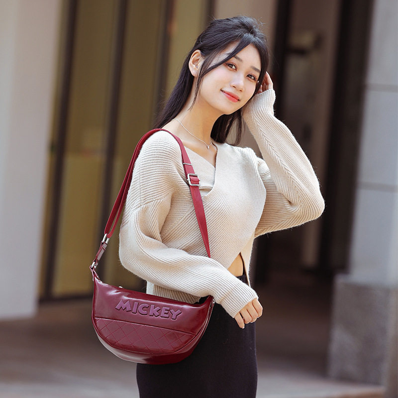 迪士尼时尚小皮新月包 经典米奇俏皮英伦风斜挎包女士单肩潮流包
