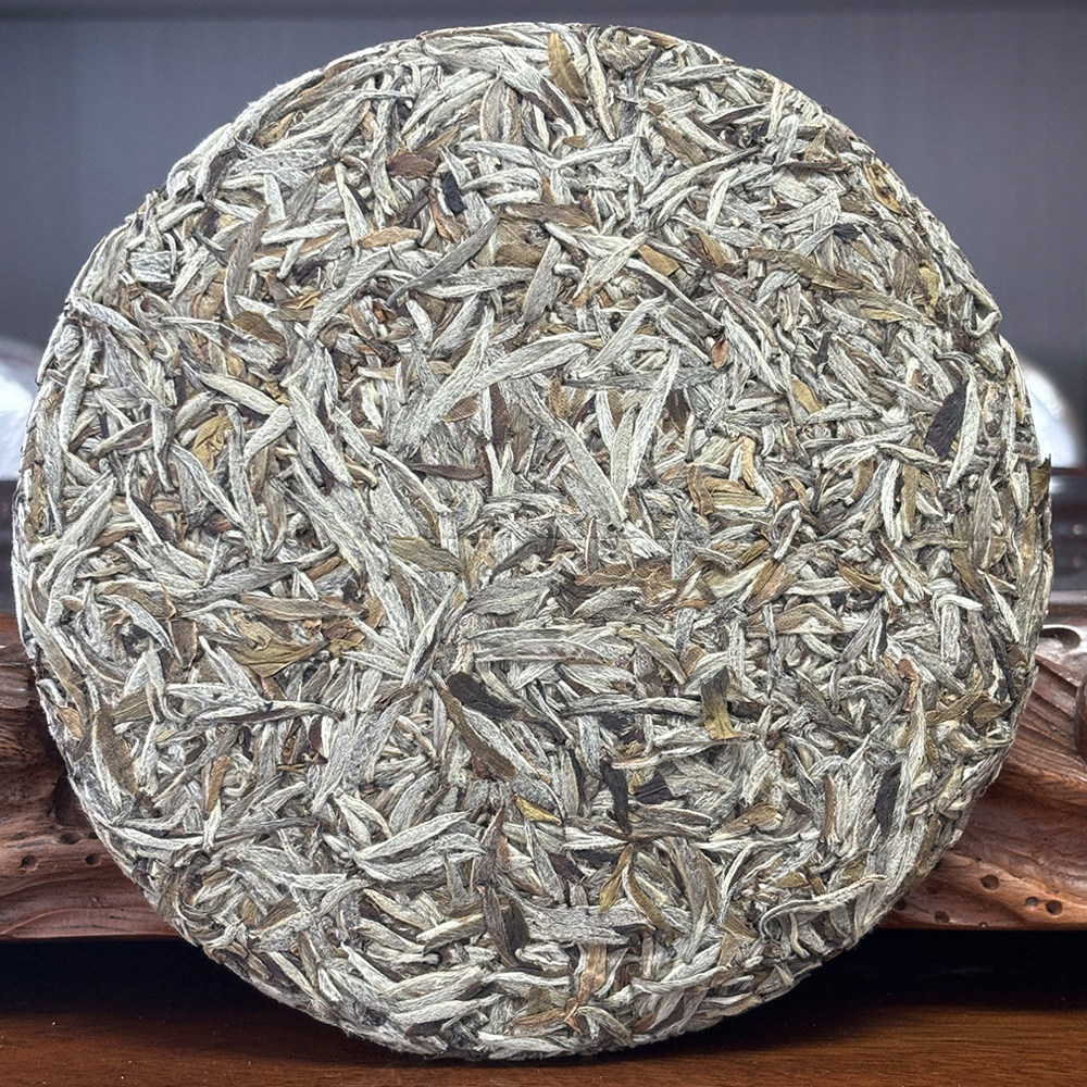 2021年磻溪高山白毫银针茶饼300g福鼎白茶陈年老银针白茶饼合心友