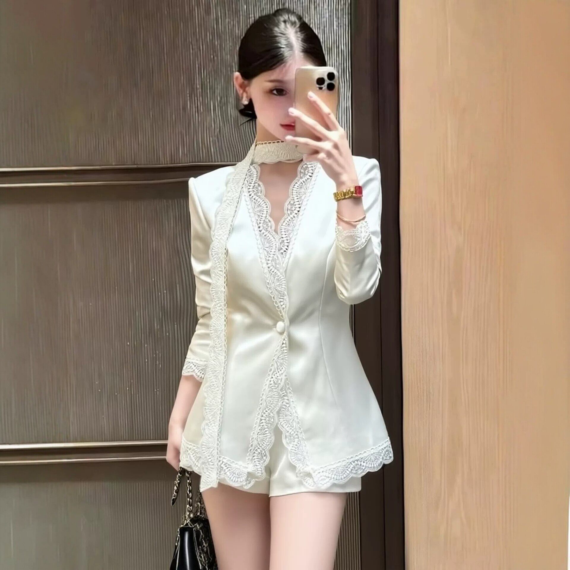 白色夏天薄款蕾丝V领西装套装女纯欲风收腰气质小香风短裤两件套