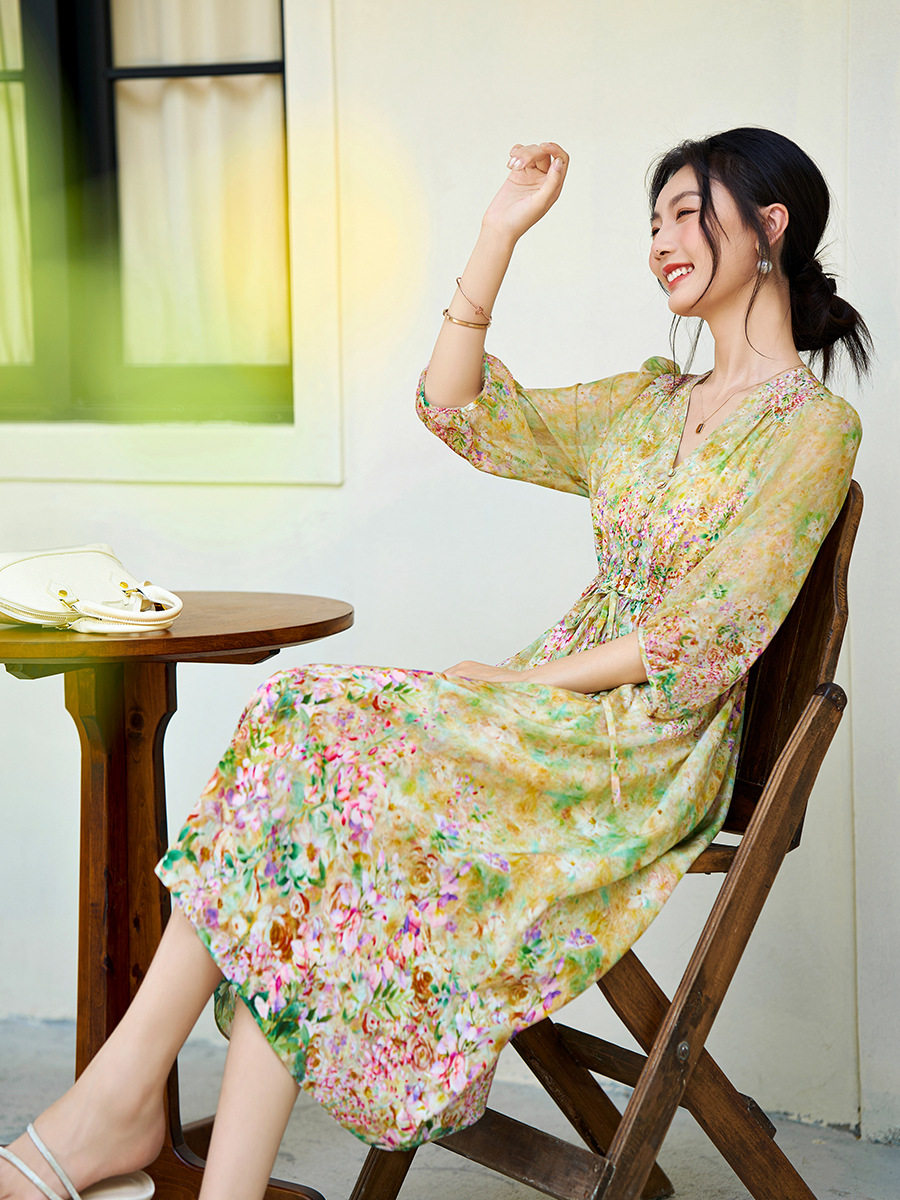 80330法式春日花园印花桑蚕丝包扣V领泡泡袖高腰线飘逸碎花连衣裙