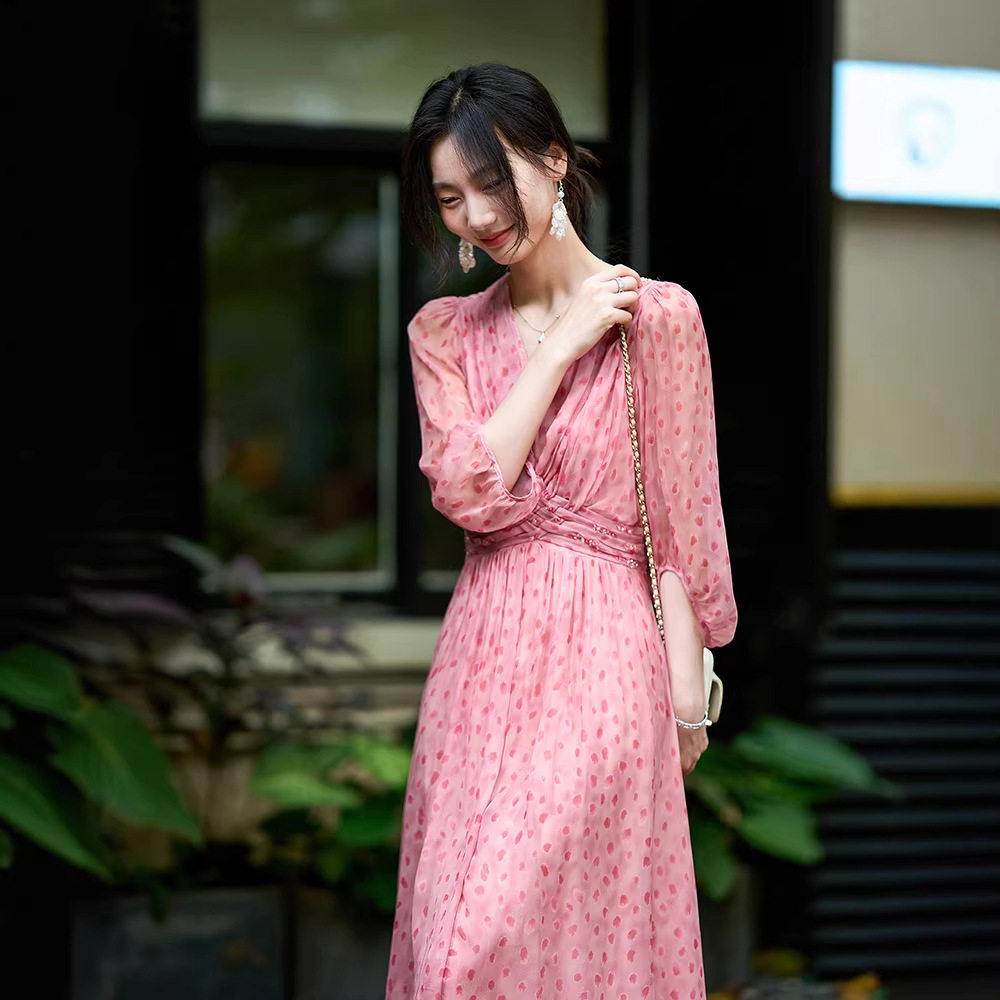 80062 桃雾漫影粉色波点重工钉珠编织真丝印花中长款温柔气质女装