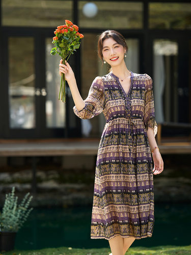 异域复古图腾真丝裙女 2026新款紫调定位花桑蚕丝收腰显瘦连衣裙
