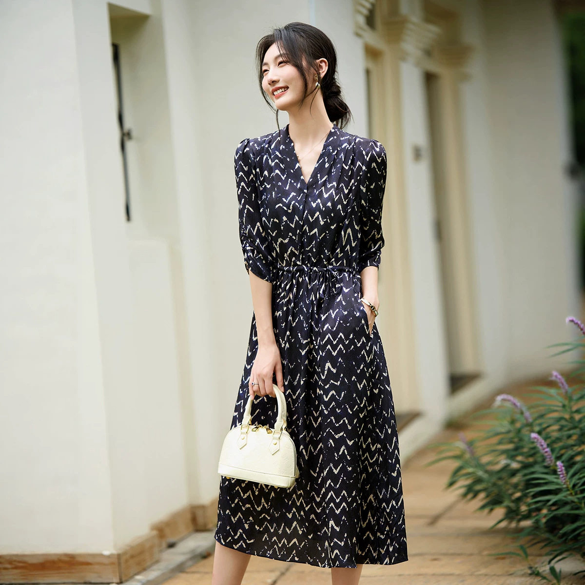 80287 桑蚕丝波浪纹印花连衣裙 V 领七分袖气质通勤女装现货批发