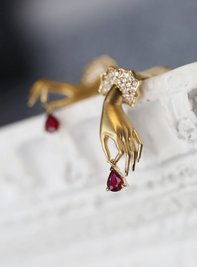 卡雷拉Los Manos魔法之手复刻系列丨18K金红宝钻石镶嵌手指耳环