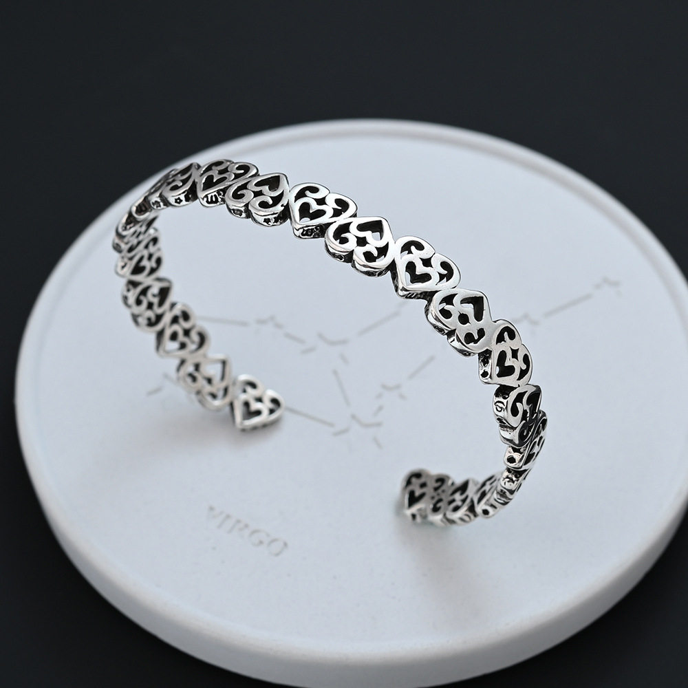 跨境配饰爆款嘻哈爱心造型手镯女小众复古感时尚百搭桃心手饰