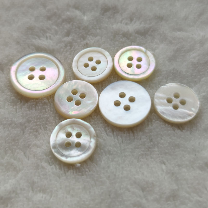 四眼细边白蝶贝壳扣子