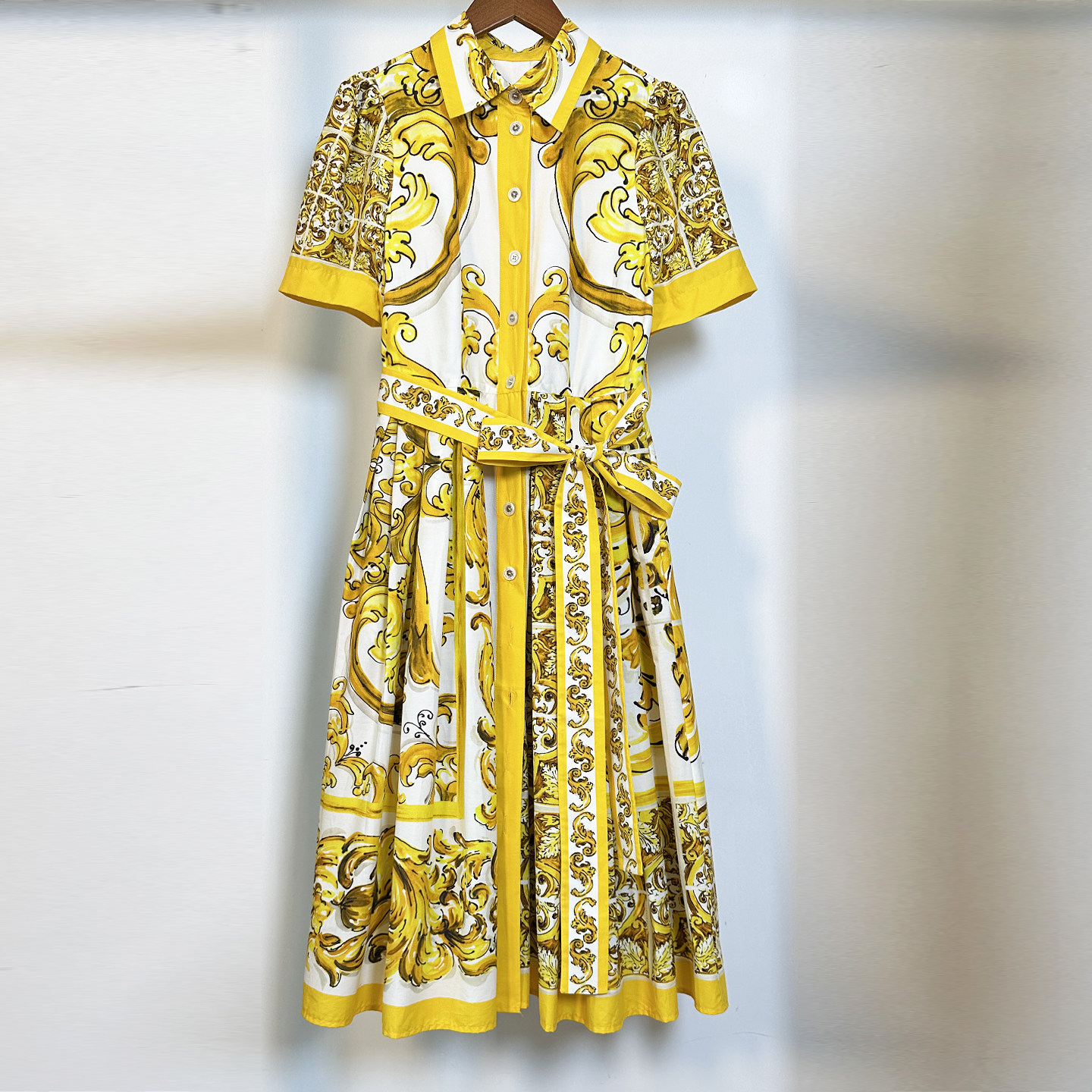 黄色印花连衣裙2026春夏新款女短袖翻领单排扣开衫式大摆全棉裙子