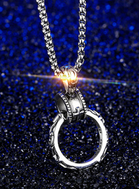 欧美复古街头嘻哈铸造圆环十字架项链钛钢男士小众轻奢不锈钢吊坠