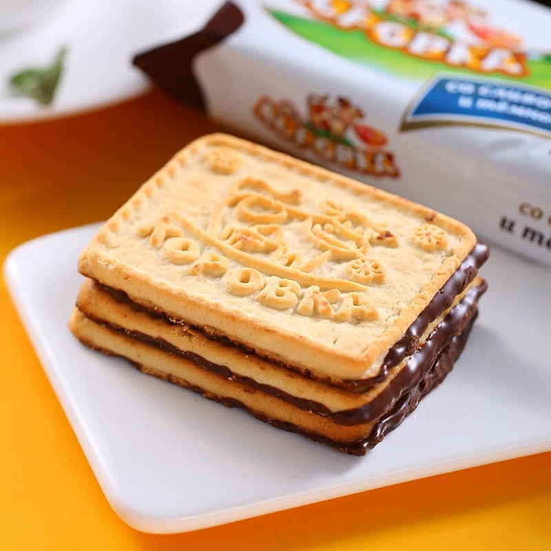 巧克力饼干俄罗斯进口小牛巧克力图层奶油炼乳味饼干网红零食品