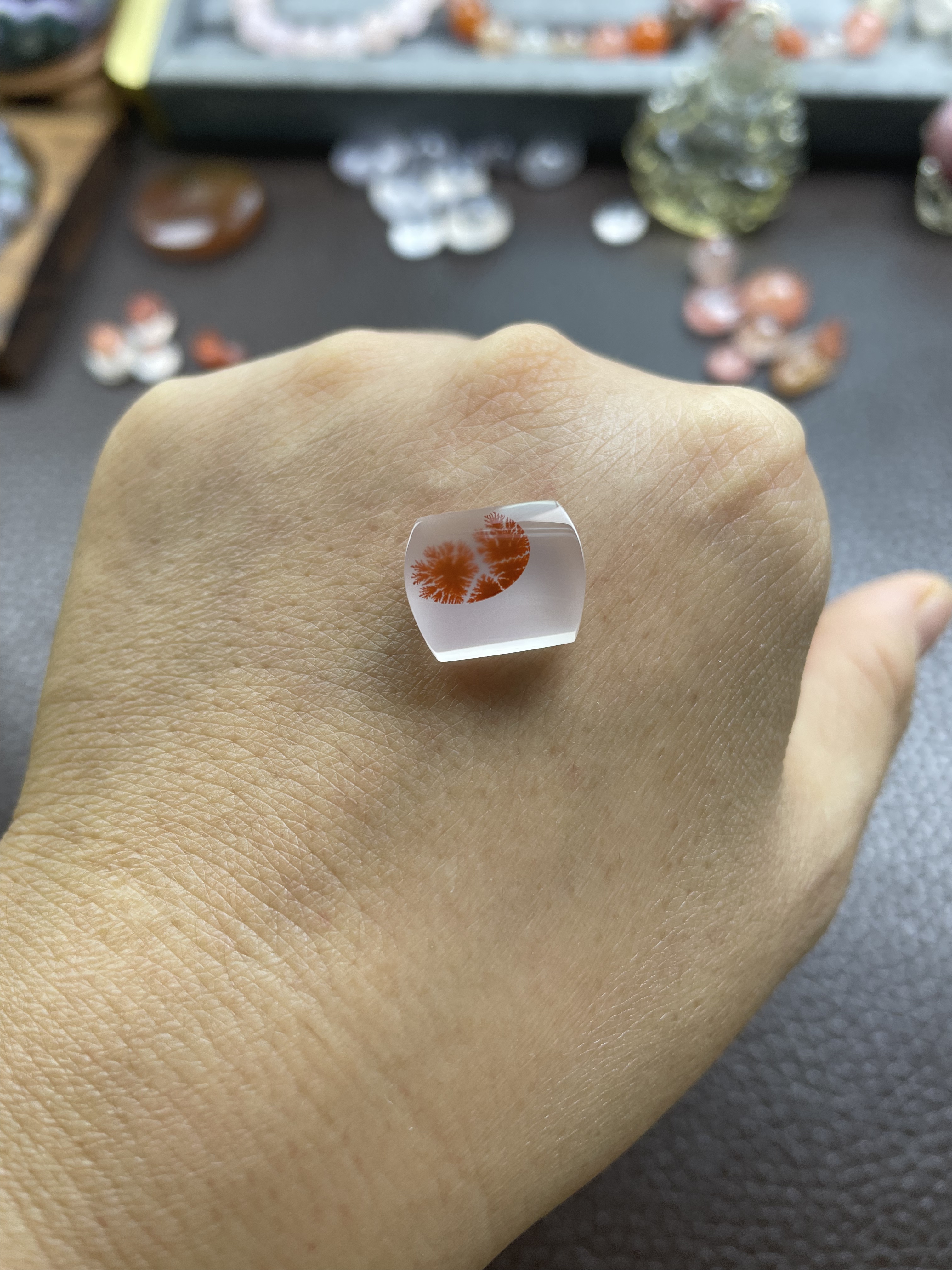 天然原矿南红草花荧光戒面吊坠 底子超白高品质