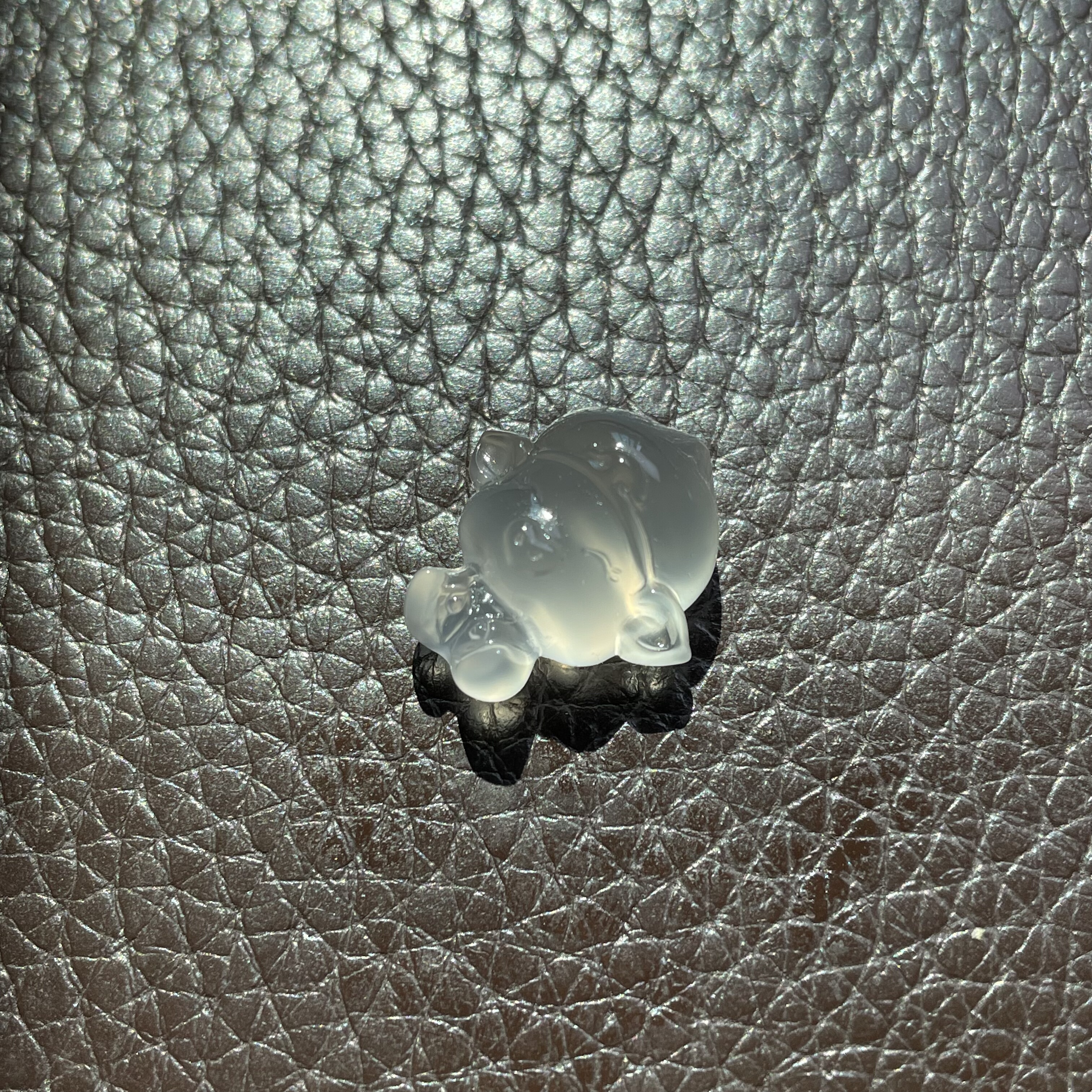 南红玛瑙原矿高冰荧光雕刻小猪吊坠