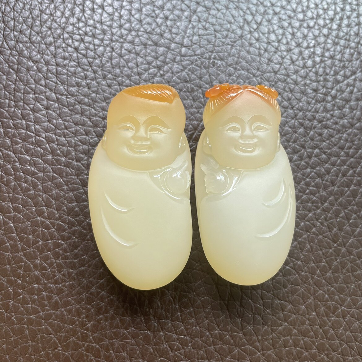 天然黄龙玉俏色巧雕一对童子吊坠